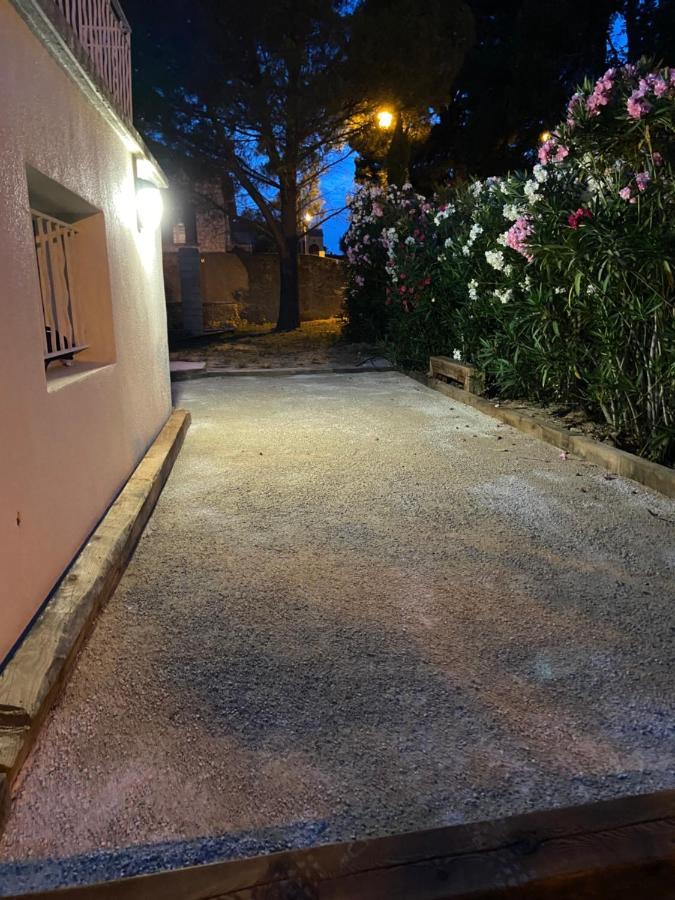 Gite "Au Bout Du Chemin" โบมส์-เดอ-เวอนีซ ภายนอก รูปภาพ